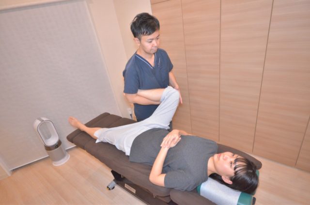 横浜市青葉区の青葉台リーフ整体院で、変形性股関節症による股関節の痛みや動かしにくさに対してオステオパシー整体の施術を行っている様子