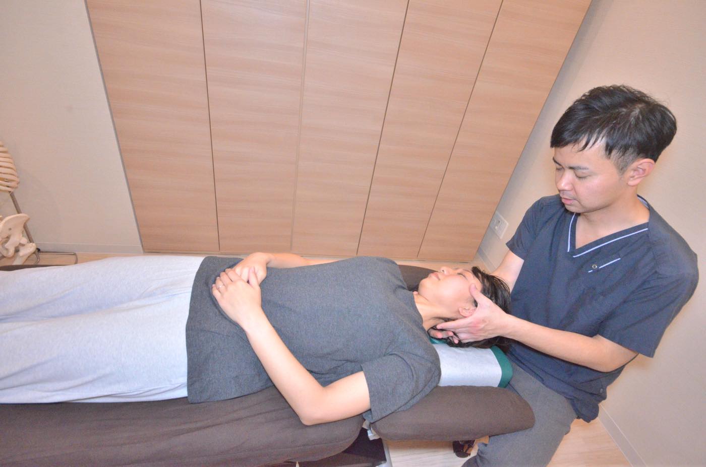 顎関節症に対して頭部や首まわりの状態を確認している様子