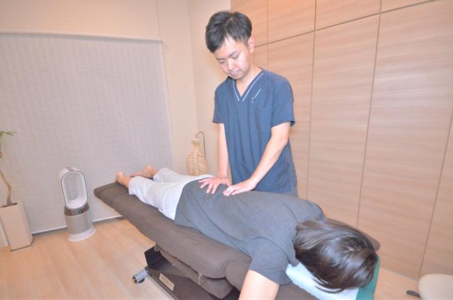 ジャンパー膝に対して膝だけでなく骨盤から背骨のバランスをみながら施術している様子