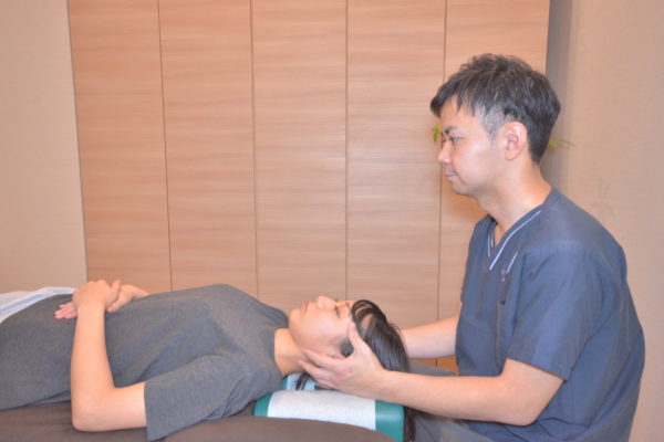 青葉台リーフ整体院での施術風景（頭痛アプローチ）