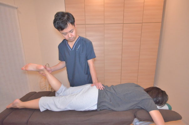 施術風景：穏やかな誘導で神経の滑走性を回復